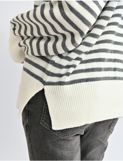 Картинка Смугастий светр у сіро‑молочній гамі