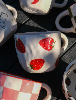 Картинка Керамічна чашка ручної роботи з полуницями