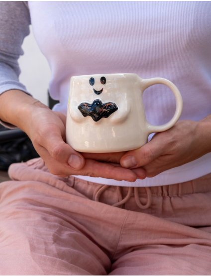 Картинка Керамічна чашка ручної роботи у вигляді привида з кажаном