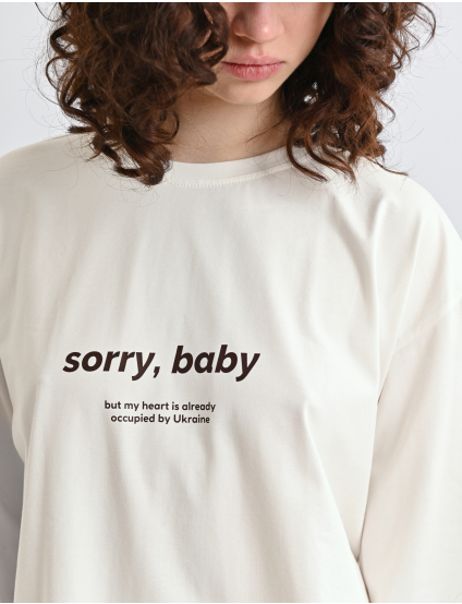 Картинка Молочний лонгслів із принтом “sorry, baby”