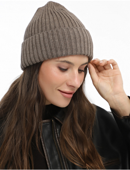 Картинка Жіноча бежева в’язана шапка-біні