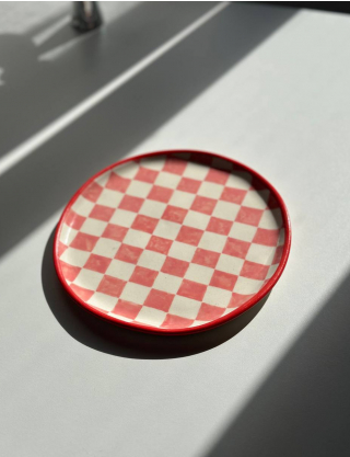 Картинка Керамічна тарілка ручної роботи з червоно-білим шаховим візерунком