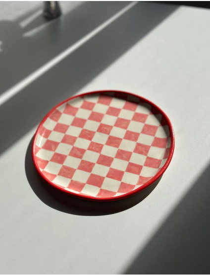 Картинка Керамічна тарілка ручної роботи з червоно-білим шаховим візерунком