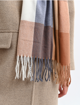 Картинка  Шарф у клітинку з бахромою по краях