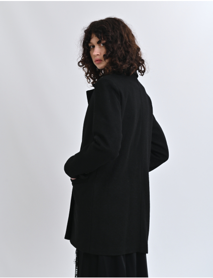 Картинка Чорне пальто прямого крою з двобортною застібкою