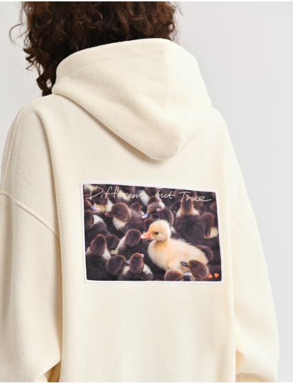 Картинка Худі жіноче oversize молочне з вишивкою качки та принтом на спині