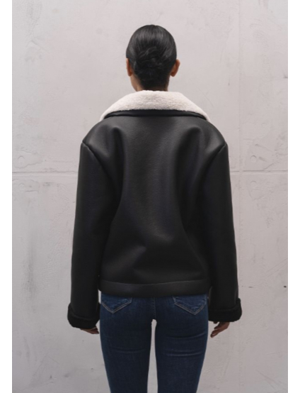 Картинка Дублянка коротка на ґудзиках у чорному кольорі