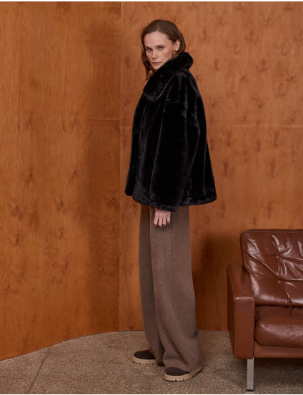 Картинка Шуба чорна коротка з кантом