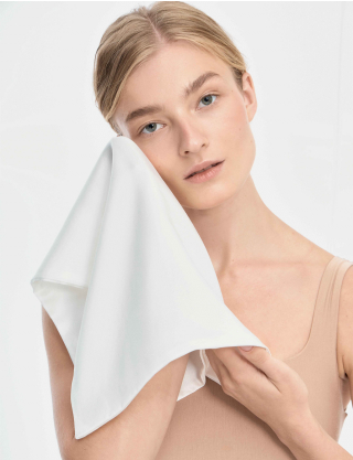 Картинка Шовковий рушничок для обличчя білий