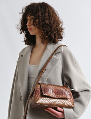 Картинка Сумка жіноча кросбоді з фактурним тисненням та клапаном