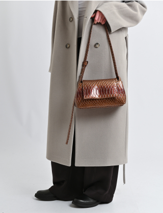 Картинка Сумка жіноча кросбоді з фактурним тисненням та клапаном