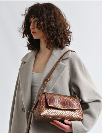 Картинка Сумка жіноча кросбоді з фактурним тисненням та клапаном