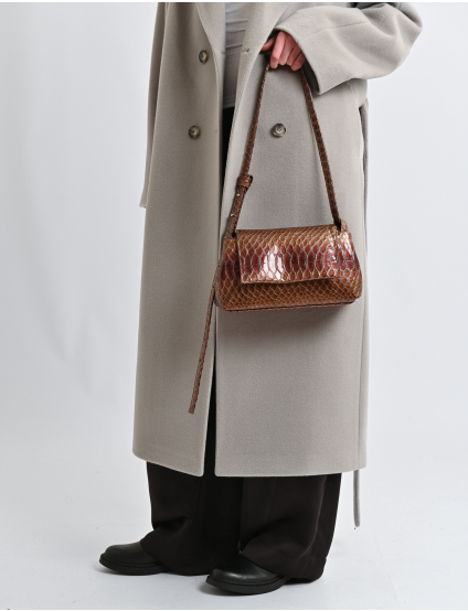 Картинка Сумка жіноча кросбоді з фактурним тисненням та клапаном