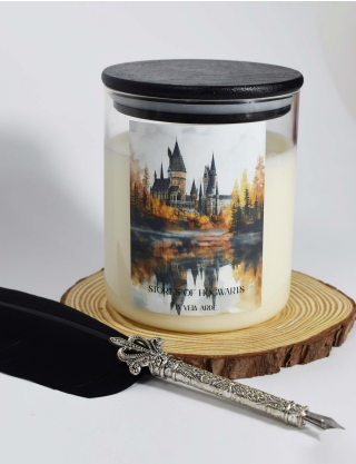 Свічка "Stories of Hogwarts" з ароматом - пало санто та сандалове дерево Картинка Свічка "Stories of Hogwarts" з ароматом - пало санто та сандалове дерево