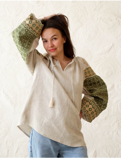 Картинка Вишиванка з етнічними акцентами на рукавах