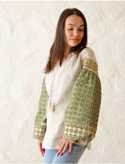 Картинка Вишиванка з етнічними акцентами на рукавах