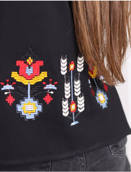 Картинка Комізелька чорна з вишивкою