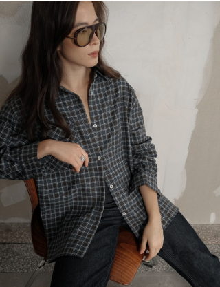 Картинка Жiночa сорочка з накладною кишенею в синю клітинку шоколадна