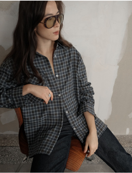Картинка Жiночa сорочка з накладною кишенею в синю клітинку шоколадна