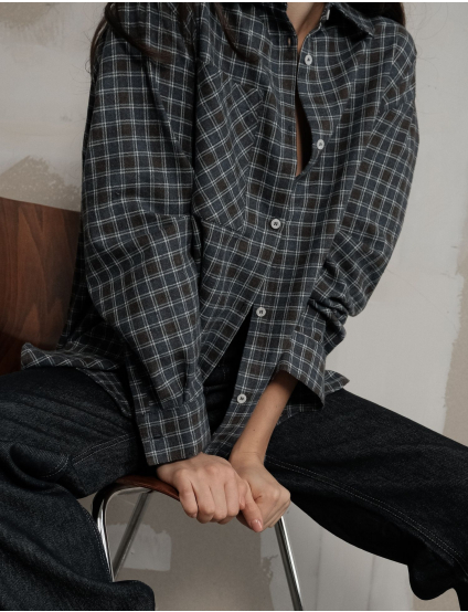 Картинка Жiночa сорочка з накладною кишенею в синю клітинку шоколадна