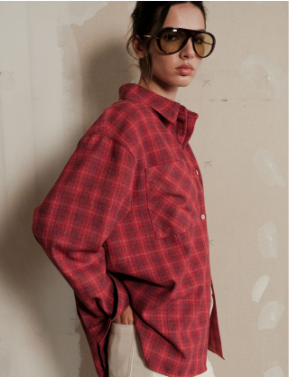 Жiночa сорочка з накладною кишенею в сіру клітинку червона Картинка Жiночa сорочка з накладною кишенею в сіру клітинку червона