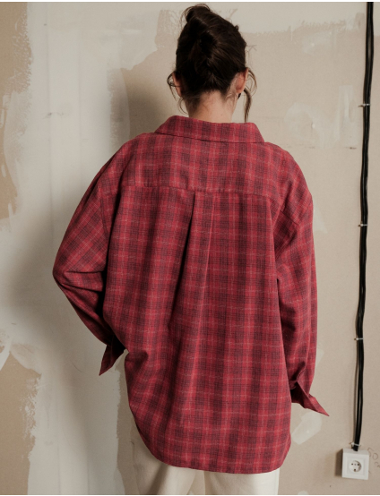 Картинка Жiночa сорочка з накладною кишенею в сіру клітинку червона