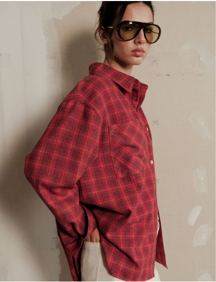 Картинка Жiночa сорочка з накладною кишенею в сіру клітинку червона