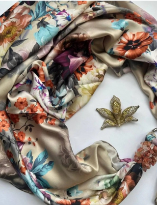 Дизайнерська шовкова хустка My Scarf "Золота зірка" 90 на 90 см Картинка Дизайнерська шовкова хустка My Scarf "Золота зірка" 90 на 90 см