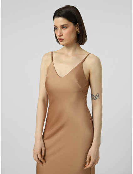 Картинка Атласна сукня‑комбінація у теплому карамельному відтінку