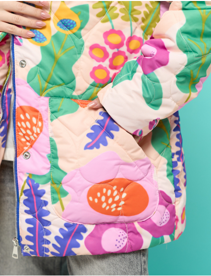 Картинка Стьобана куртка з яскравим квітковим принтом