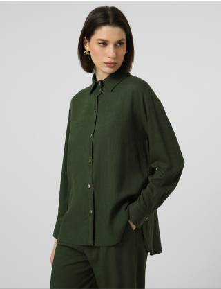 Сорочка з легкої фактурної тканини у глибокому зеленому відтінку Картинка Сорочка з легкої фактурної тканини у глибокому зеленому відтінку