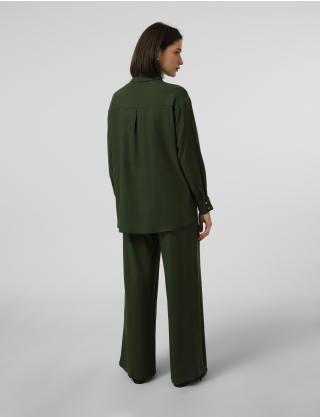 Сорочка з легкої фактурної тканини у глибокому зеленому відтінку Картинка Сорочка з легкої фактурної тканини у глибокому зеленому відтінку