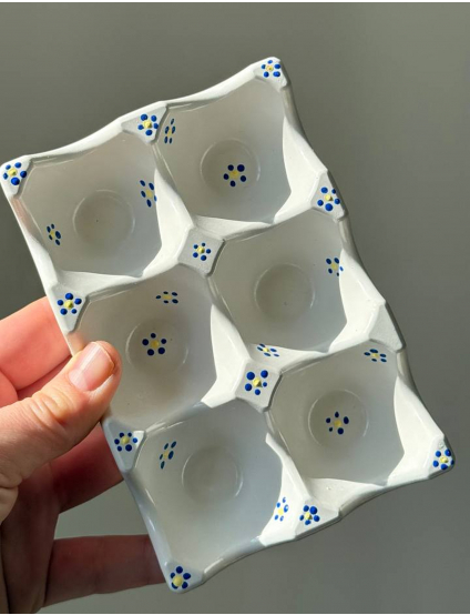 Картинка під 6 яєць біла з синіми квітами