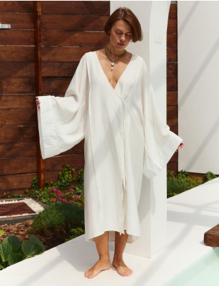 Картинка Біла сукня-кіміно з глибоким V-вирізом