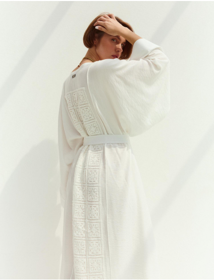 Картинка Біла сукня-кіміно з глибоким V-вирізом