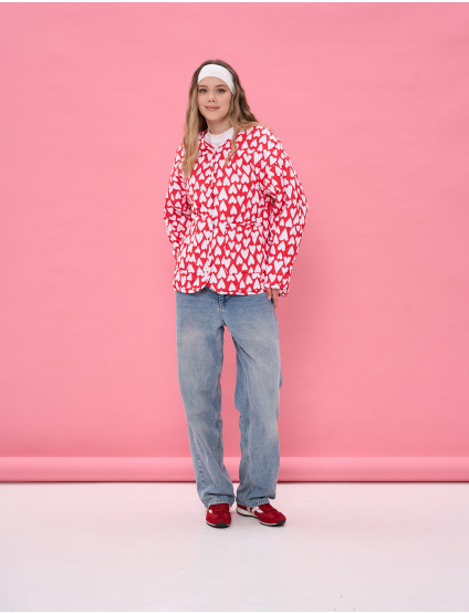 Картинка Куртка з яскравим червоно‑білим принтом 