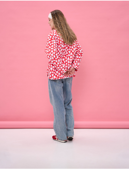 Картинка Куртка з яскравим червоно‑білим принтом 