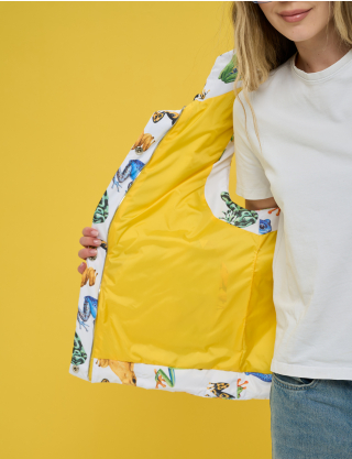 Картинка Утеплена стьобана жилетка з капюшоном у біло‑кольоровій гамі