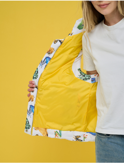 Картинка Утеплена стьобана жилетка з капюшоном у біло‑кольоровій гамі