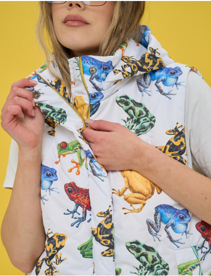 Картинка Утеплена стьобана жилетка з капюшоном у біло‑кольоровій гамі