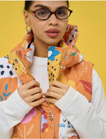 Картинка Утеплена стьобана жилетка у теплій помаранчево‑теракотовій гамі 