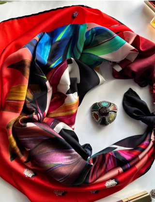 Картинка Дизайнерська шовкова хустка "Гра пристасті"