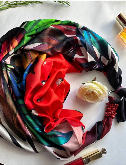 Картинка Дизайнерська шовкова хустка "Гра пристасті"