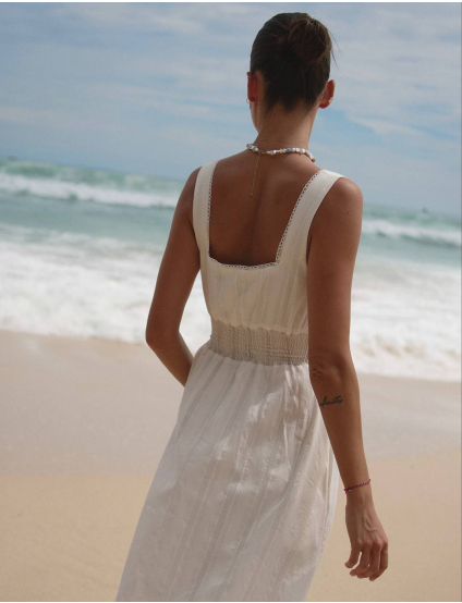 Картинка Легка біла сукня міді з квадратним вирізом