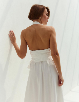 Картинка Біла сукня з відкритою спиною та глибоким V-вирізом