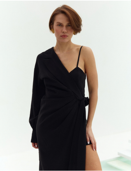 Картинка Чорний костюм з асиметричним кроєм і запахом