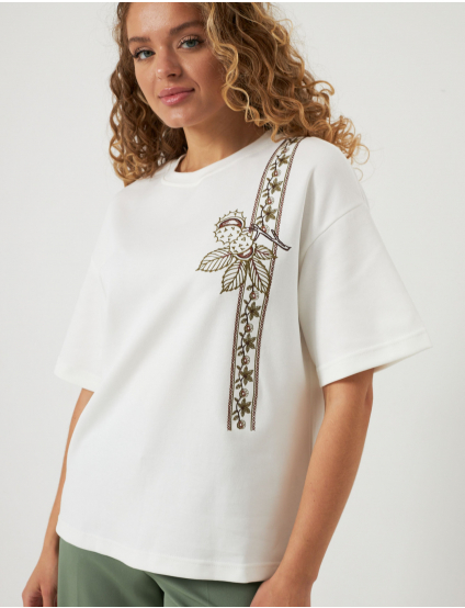 Картинка Футболка oversize з авторською вишивкою біла