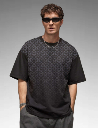 Картинка Чорна чоловіча футболка з візерунком