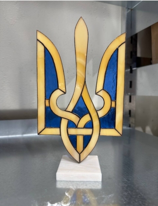 Тризуб з вітражного скла на кам'яній підставці Картинка Тризуб з вітражного скла на кам'яній підставці